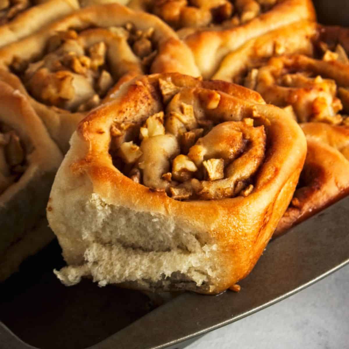 Amazing Cinnamon Apple Sticky Rolls (vegan), incredibly delicious sweet and gooey pastry buns that have no added dairy. Breakfast, brunch, dessert  